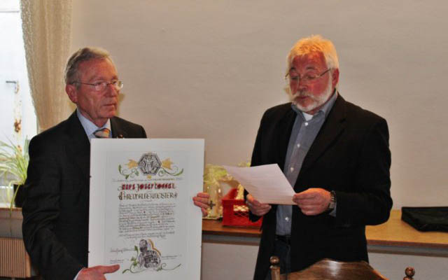 Hans Josef Koggel erhält die Urkunde zum Ehrenbrudermeister
